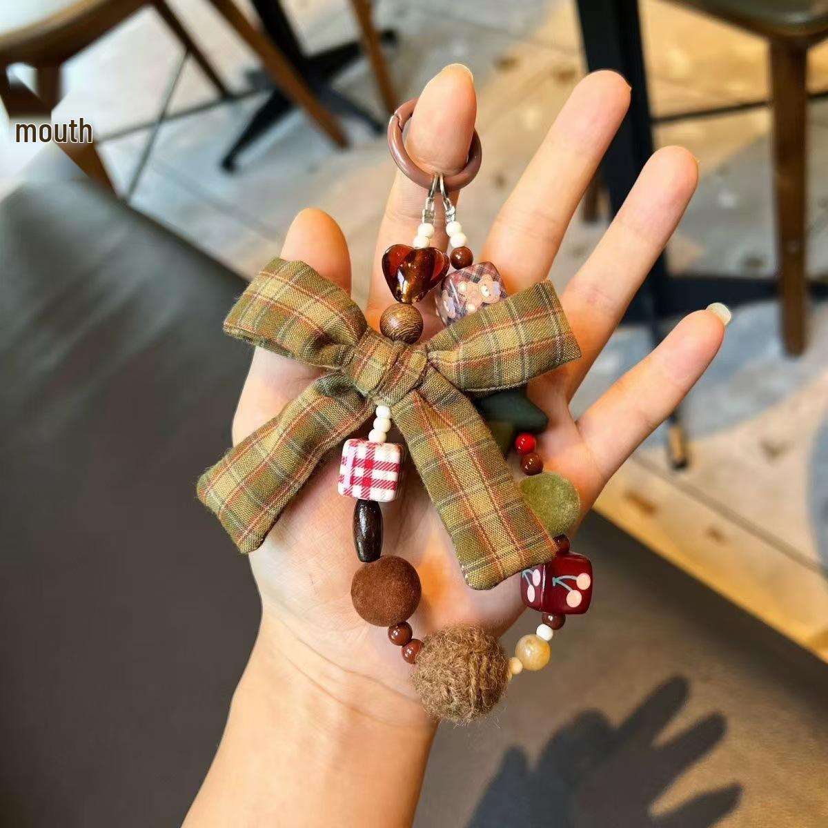 

Подвеска в стиле Мори с бисером, цепочка для телефона с бабочкой: Осенне-зимний аксессуар для сумки и пушистый брелок-шарик