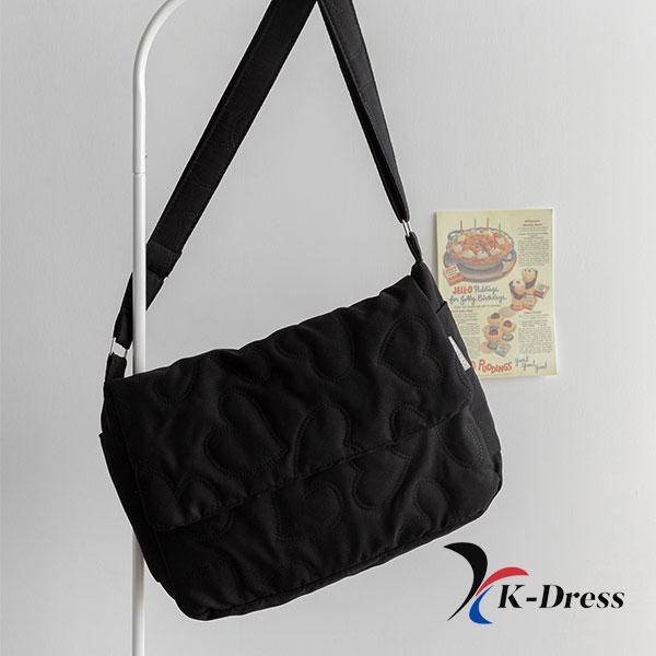 Nylonová polstrovaná kabelka přes rameno s motivem srdce (1 barva)