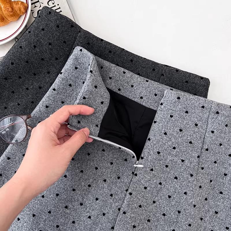 Korean Style Black Wool Plaid Polka Dot Midi Skirt - A-Line Petite Skirt for Women, Autumn and Winter Versatile Wear.