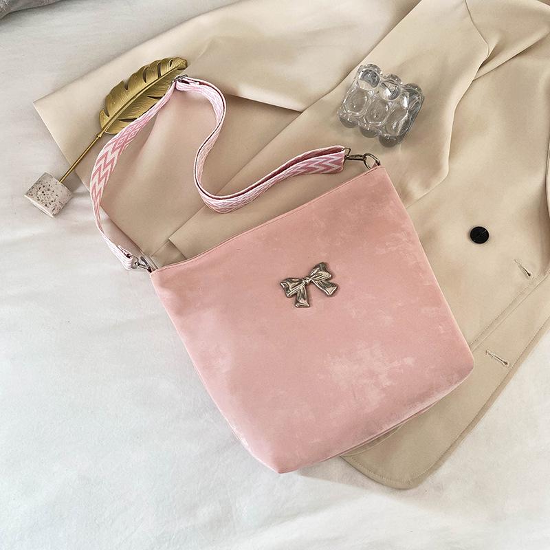 

Gentle and fashionable texture bow shoulder bag women s 2025 spring and summer new versatile ins messenger bag bucket bag розовый