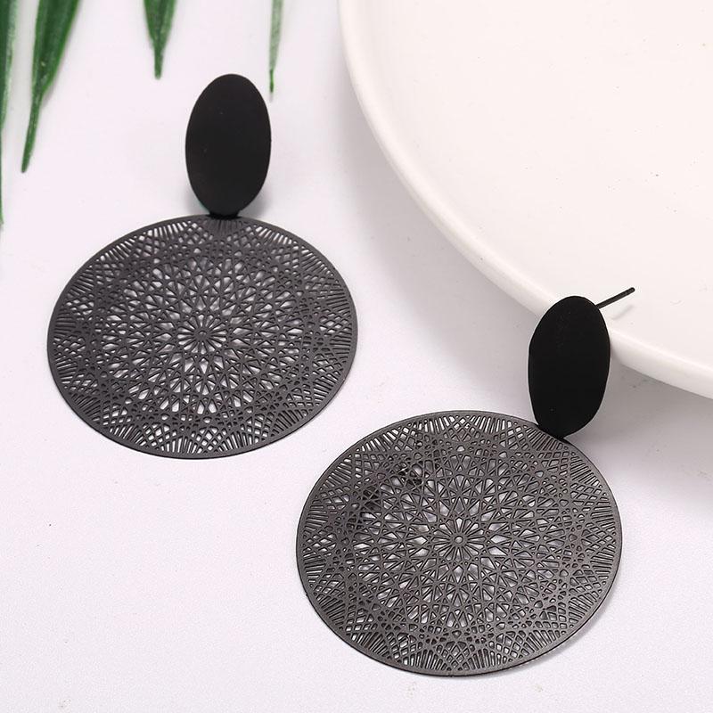 Boucles d'oreilles à clous rondes en acrylique noir à motif ajouré pour femmes bijoux