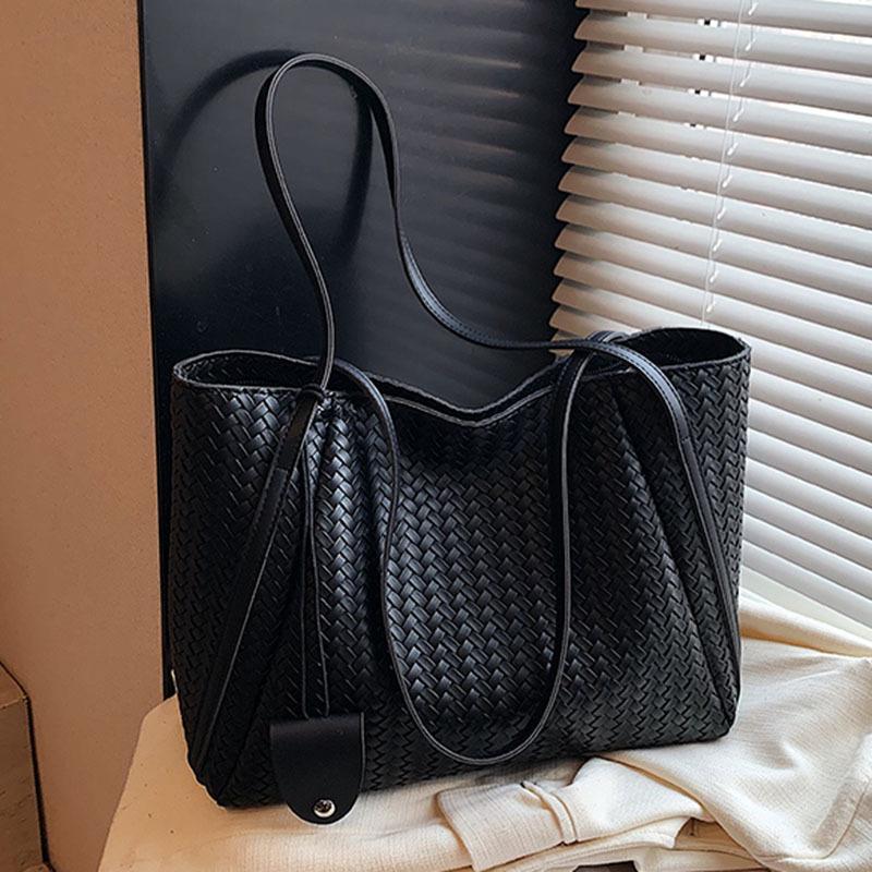 Retro woven bag women's large-capacity new autumn and winter versatile casual shoulder bag commuting