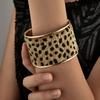 Bequemes Leopardenmuster Offenes Armband Verstellbar Breite Manschette Beflockte Textur Legierung Stilvolles Damenmode-Accessoire