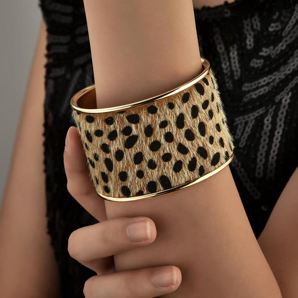 Bequemes Leopardenmuster Offenes Armband Verstellbar Breite Manschette Beflockte Textur Legierung Stilvolles Damenmode-Accessoire