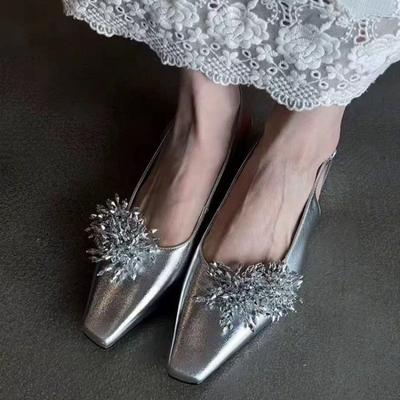 Sandale mit eckiger Zehenpartie und flachem Ausschnitt für Damen, Sommerneuheit, Baotou-Blume, Einriemen, rutschfest, abriebfest, flache Schuhe