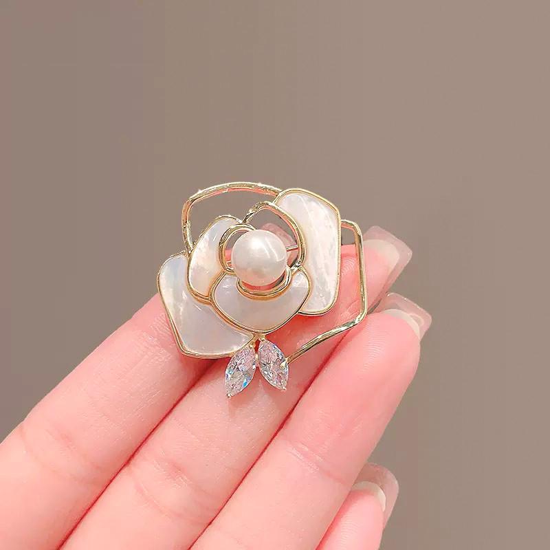 1/2 Pcs Camellia Pearl Brooch Badge Mourning Funeral Corsage Pin High-End French Elegant Clothes Scarf Accessories Brooch Gift