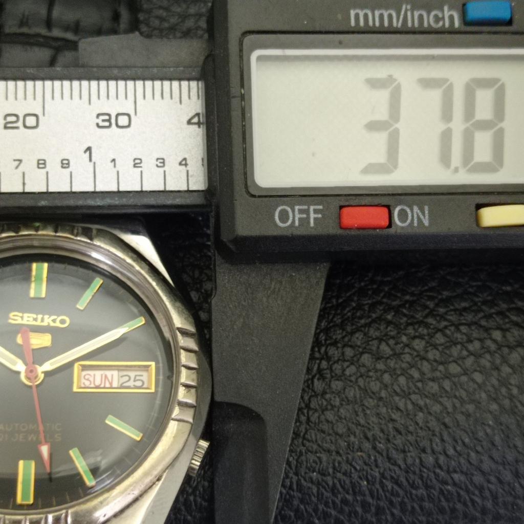 Seiko 5 AUTOMATIK JAPAN HERREN VINTAGE SCHWARZES ZIFFERBLATT UHR a701909-5 R207-a701909