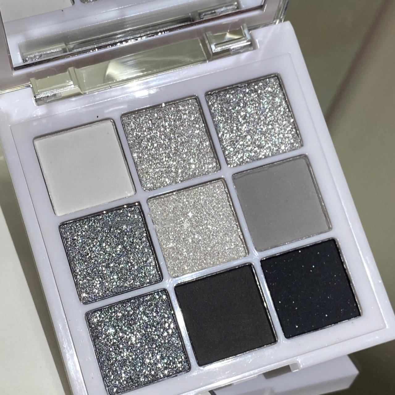 

Палитра теней для век из 9 цветов Черная палитра теней для век с эффектом дымчатого макияжа Матовая палитра теней для век с блестками Создайте макияж с эффектом дымчатого макияжа