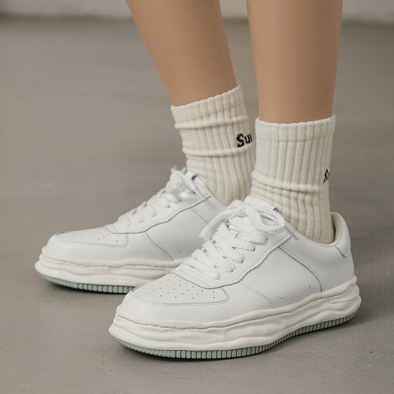 

Модные мужские повседневные белые туфли в корейском стиле из натуральной дышащей кожи, кроссовки для активного отдыха, молодежная уличная обувь, chaussure 9.5 белый