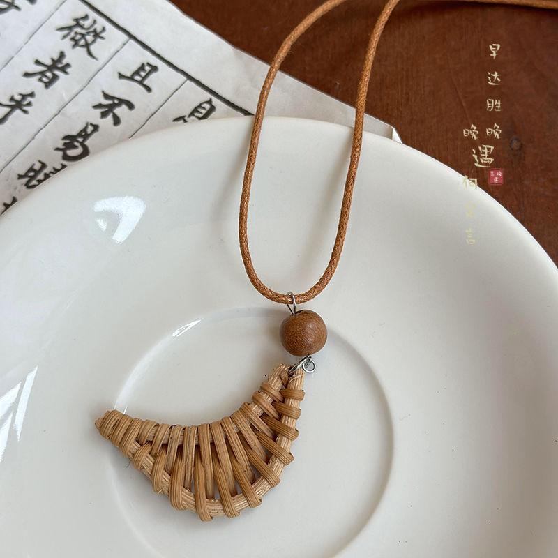 Bohemian flower pendant necklace niche retro versatile collarbone chain fashion temperament high-end jewelry