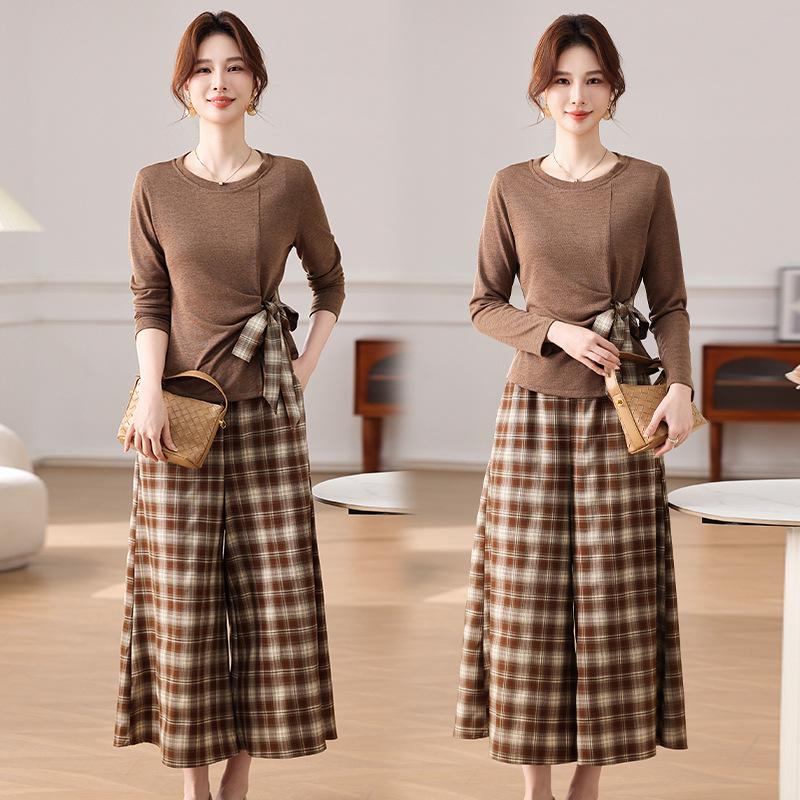 

Elegant Plaid Two-Piece Set: Round Neck Lace-Up Top & Wide-Leg Pants for Stylish Mature Women 4XL (125-135 jin) коричневий
