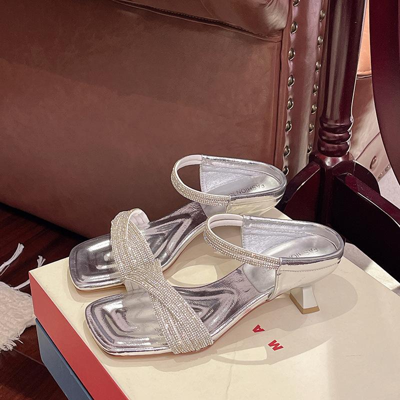 Красивые босоножки на высоком каблуке женские 2025 новая летняя с юбкой стразы с крутыми шлепанцами 35 серебряный