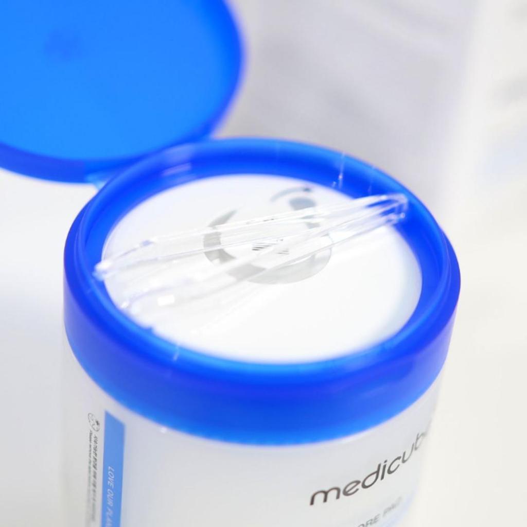 Medicube Sada Zero Pore Pad 2.0 – 70 polštářků + Hygienický vnitřní kryt + 2 pinzety / Korejské peelingové polštářky pro péči o póry