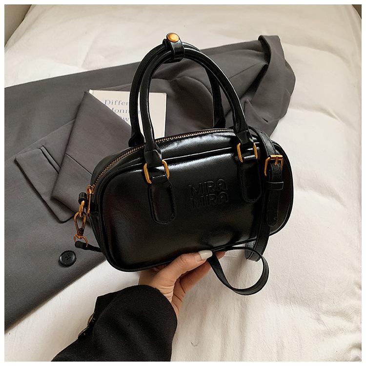 

2025 autumn new simple foreign style messenger bag fashionable women s bag casual handbag daily commuter shoulder bag
