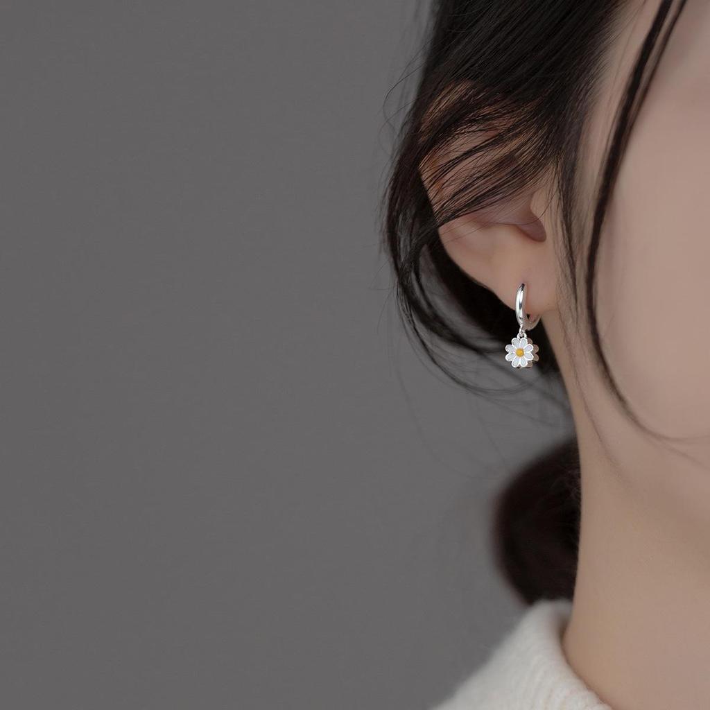 Mori Style Daisy Ear Cuffs: Trendy Korean & Japanese-Inspired Earrings for Students and Trendsetters.