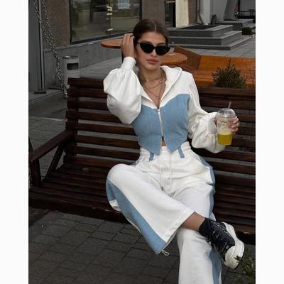 Completo da donna casual in denim patchwork con cappuccio e pantaloni