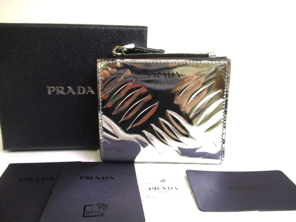 

Компактний гаманець зі срібною та чорною шкірою PRADA №a592