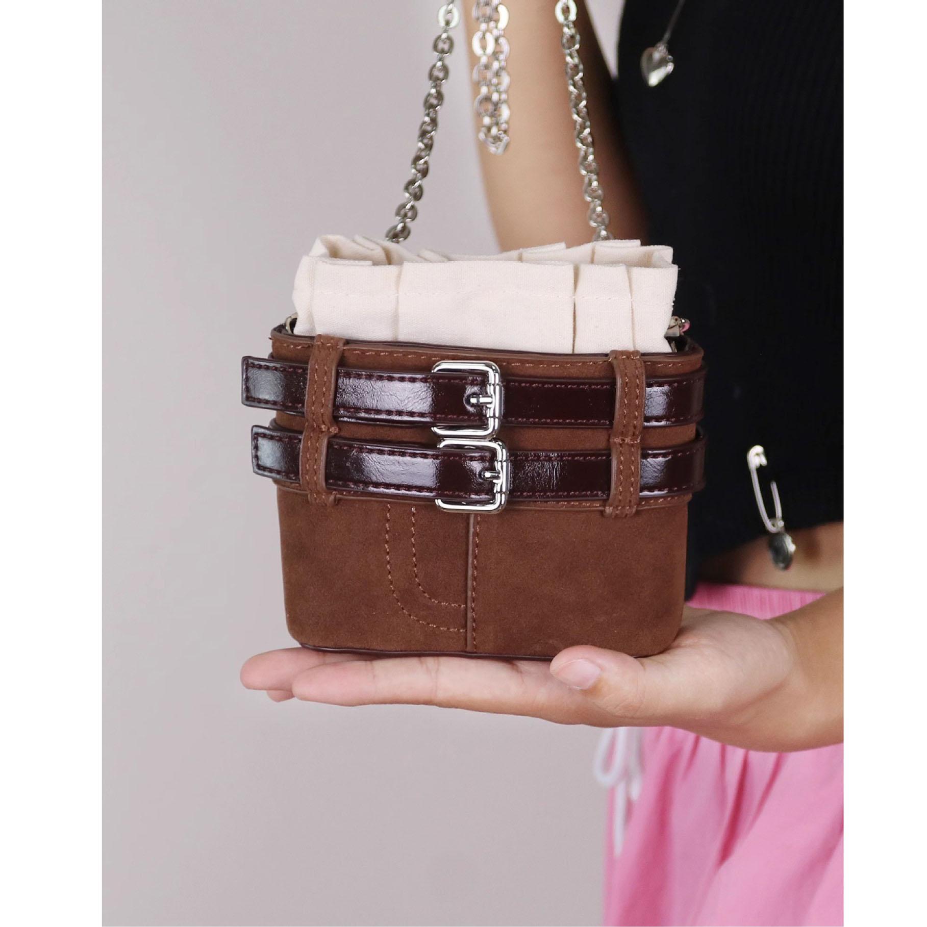 

Осень 2024 года, новая винтажная сумка через плечо из высококачественной замши с цепочкой красного цвета, миниатюрный кошелек для монет, декорированный ремнем кофейный