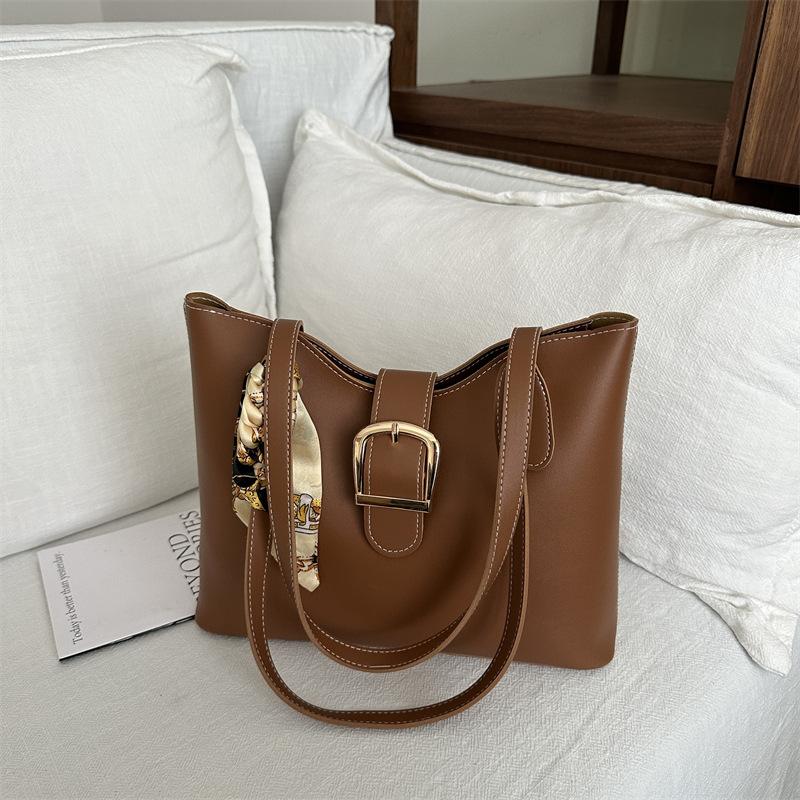 

Однотонная популярная трендовая сумка-тоут лето новая большая вместимость атмосферная текстура универсальная на плечо под мышку женская светло-коричневого