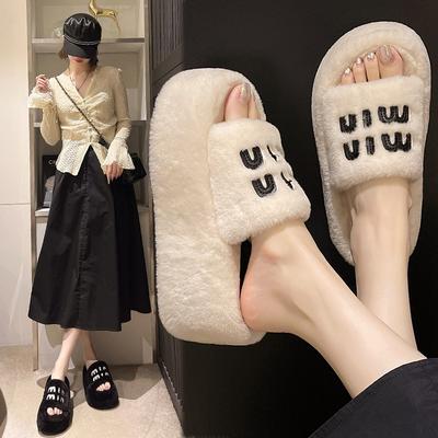 Chinelos fofos de sola grossa de 8 cm para mulheres, calçado externo, nova moda outono e inverno 2025, chinelos de algodão fofos com combinação de cores, de uma tira