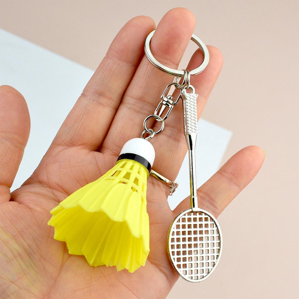 Creative Badminton Racket Keychain Alloy Key Holder Accessory for Sports Enthusiasts and Fashionable Everyday Use