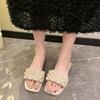 Tragen flachsohlige Strand-Sandalen Mode mit Röcken Sommer Internet-Berühmtheiten kleiner duftender Stil Perlen-Slipper Damen