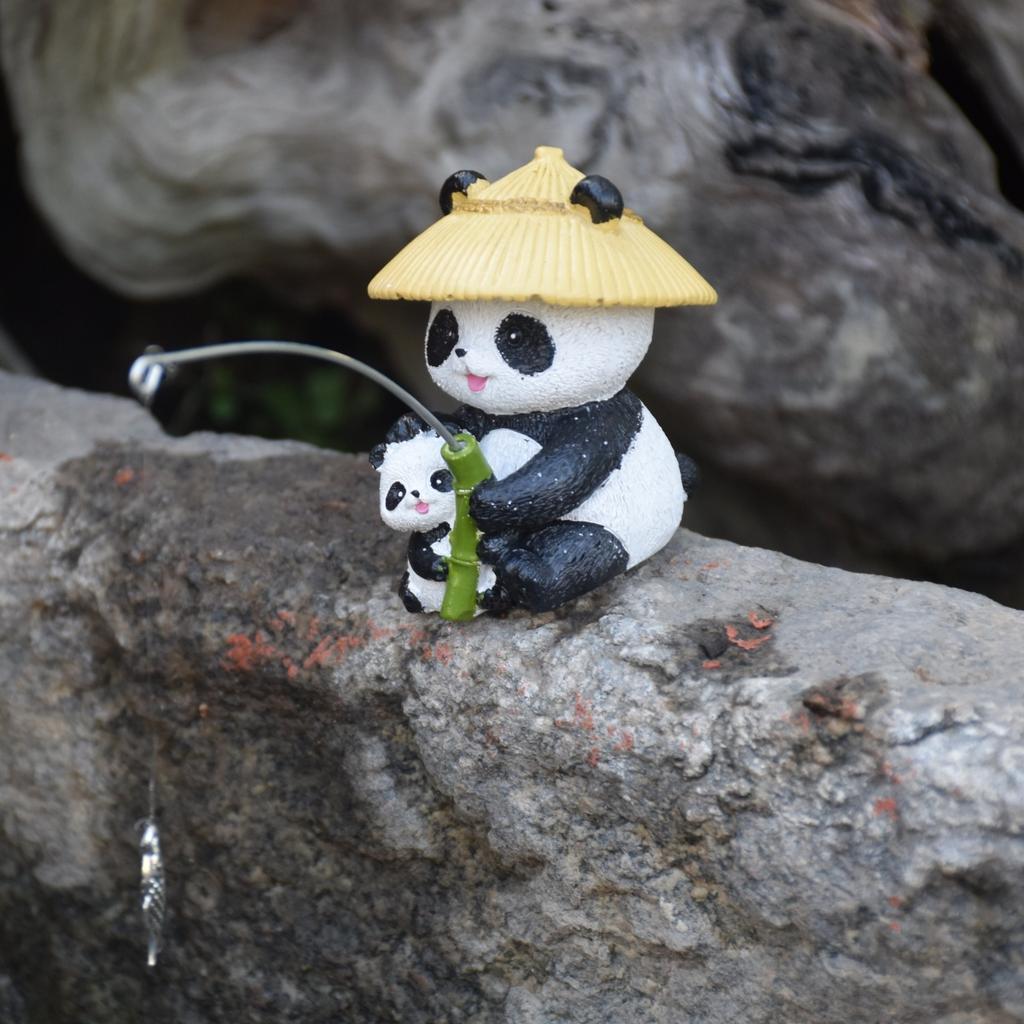 Resin Fishing Panda Outdoor Statues Bamboo Hat Adorable Animal Bonsai Pond Aquarium Tabletop Home Room Bedroom Decor Gift
