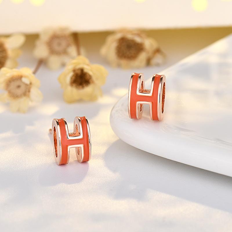 

Новый продукт, трендовые женские нишевые дизайнерские серьги, простые, маленькие и изысканные серьги цвета H, высококачественные серьги-иглы H