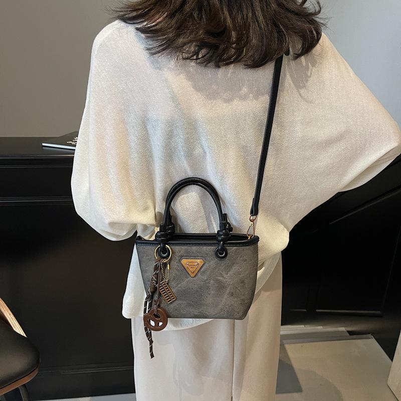 New product hot sale fashionable retro high texture women's hand bucket bag versatile commuter casual messenger bag