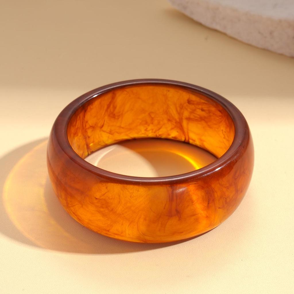 Unique Retro Resin Bracelet: Personalized Fashion Jewelry for Women