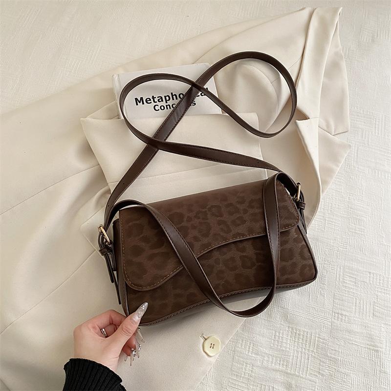 

Нишевая ретро сумка под мышку женская новая модель новая универсальная сумка-мессенджер новая матовая однотонная сумка через плечо черная