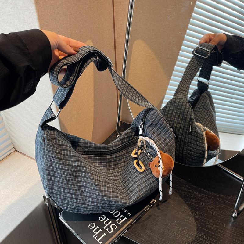 

Autumn new personality simple fashion trend shoulder messenger bag 2025 casual women foreign style large capacity bag Without pendant синий