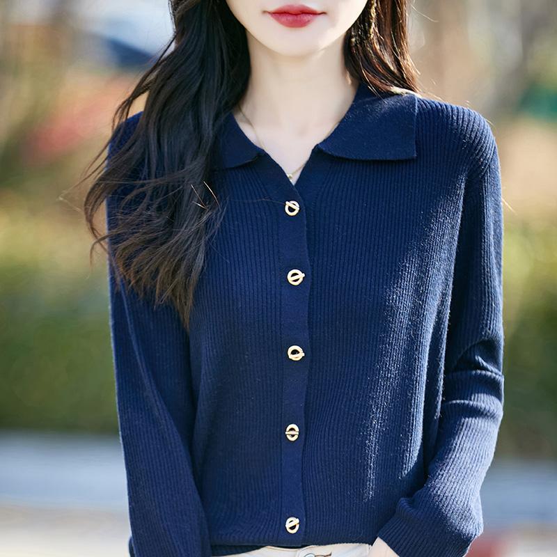 Lekki kardigan damski wykonany w 50% z wełny i w 50% z jedwabiu morwowego – uniwersalny sweter na 4 pory roku zapewniający całoroczny komfort i styl