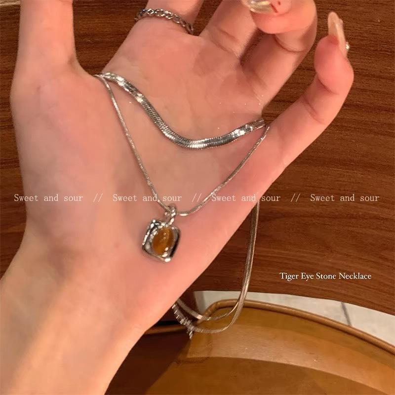 

Light luxury niche high-end double-layer stacked tiger s eye stone pendant necklace female retro Maillard coffee color collarbone chain