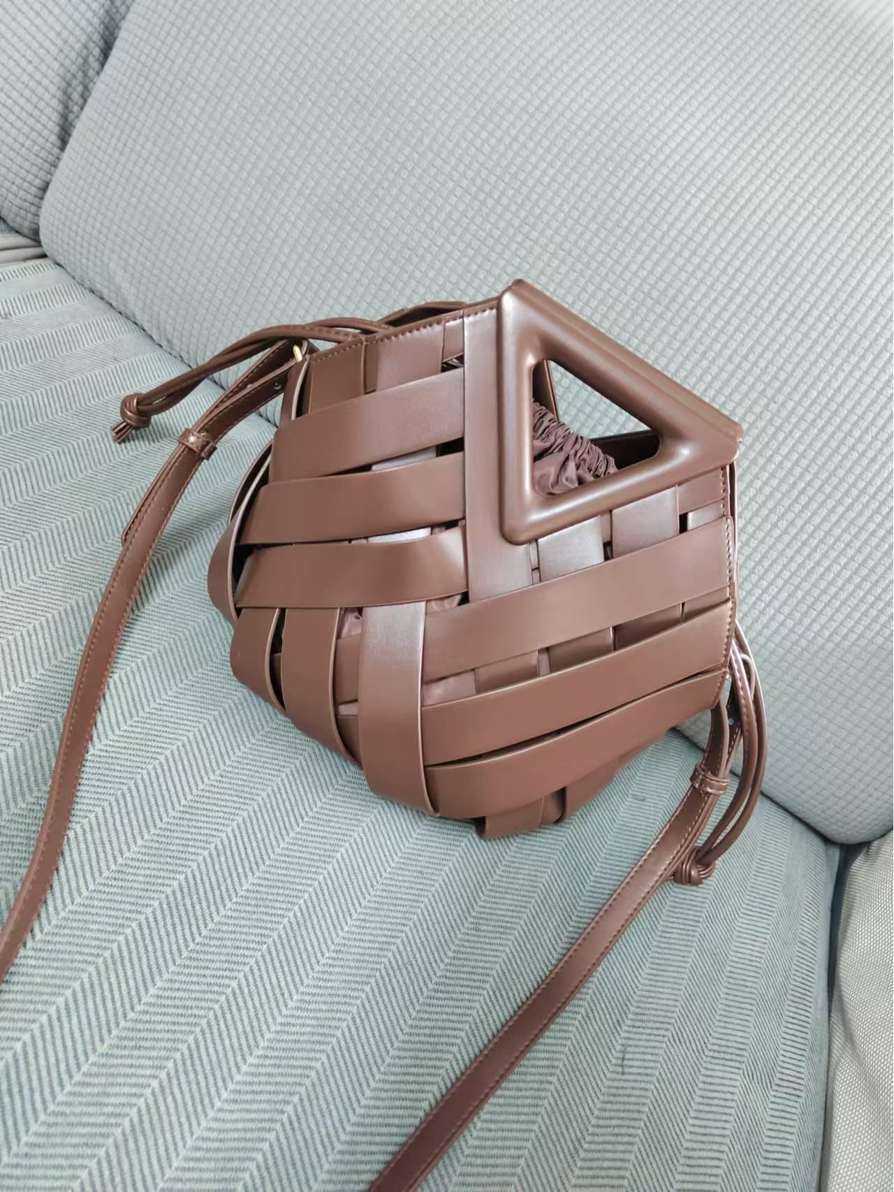 

Сумка-корзина для овощей с перевернутым треугольником для женщин - нишевый дизайн, модель High-End Fashion 2025 25*21*25 cm