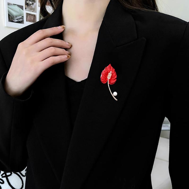 Exquisite Temperament Calla Lily Brooch  Metal Lapel Pins For Women Versatile Shiny Corsage Clothing Accessories Gifts