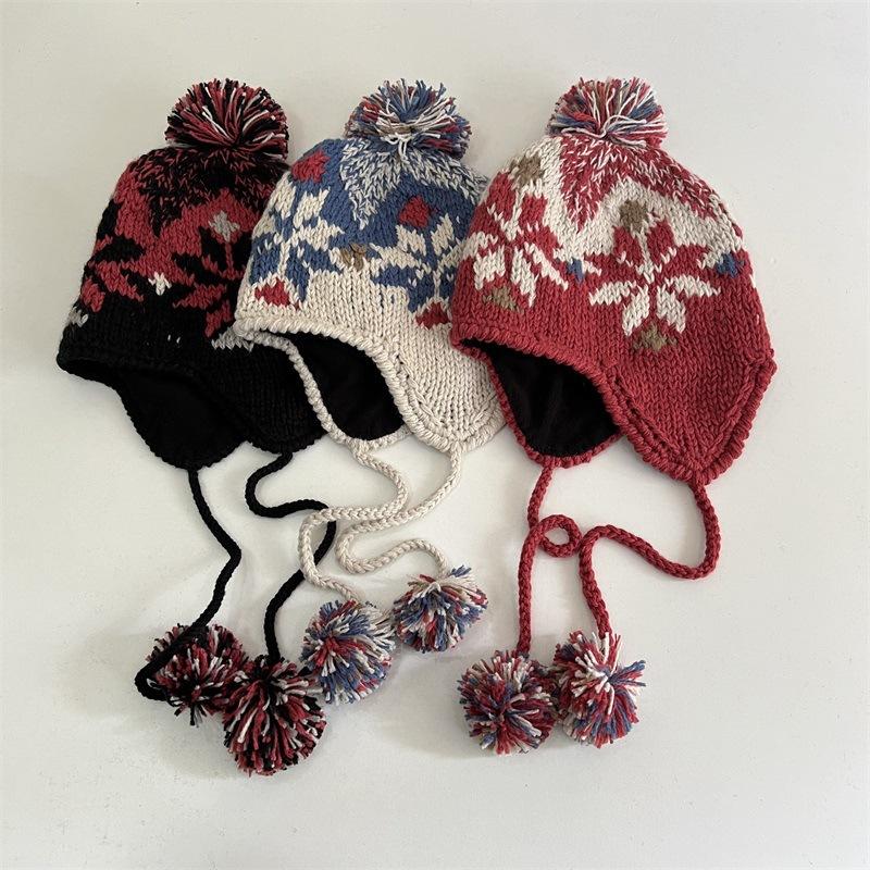 

Mori female hand hook jacquard sweet and cute hairball plush warm knitted ear hat contrasting color autumn and winter wool hat M（56-58cm） бежевий