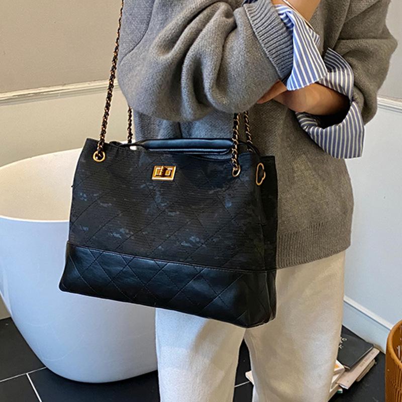 2025 New Diamond Checkered Chain Tote Bag Women's Fashion Versatile Light Luxury Crossbody Bag Large Capacity Commuter Shoulder Bag