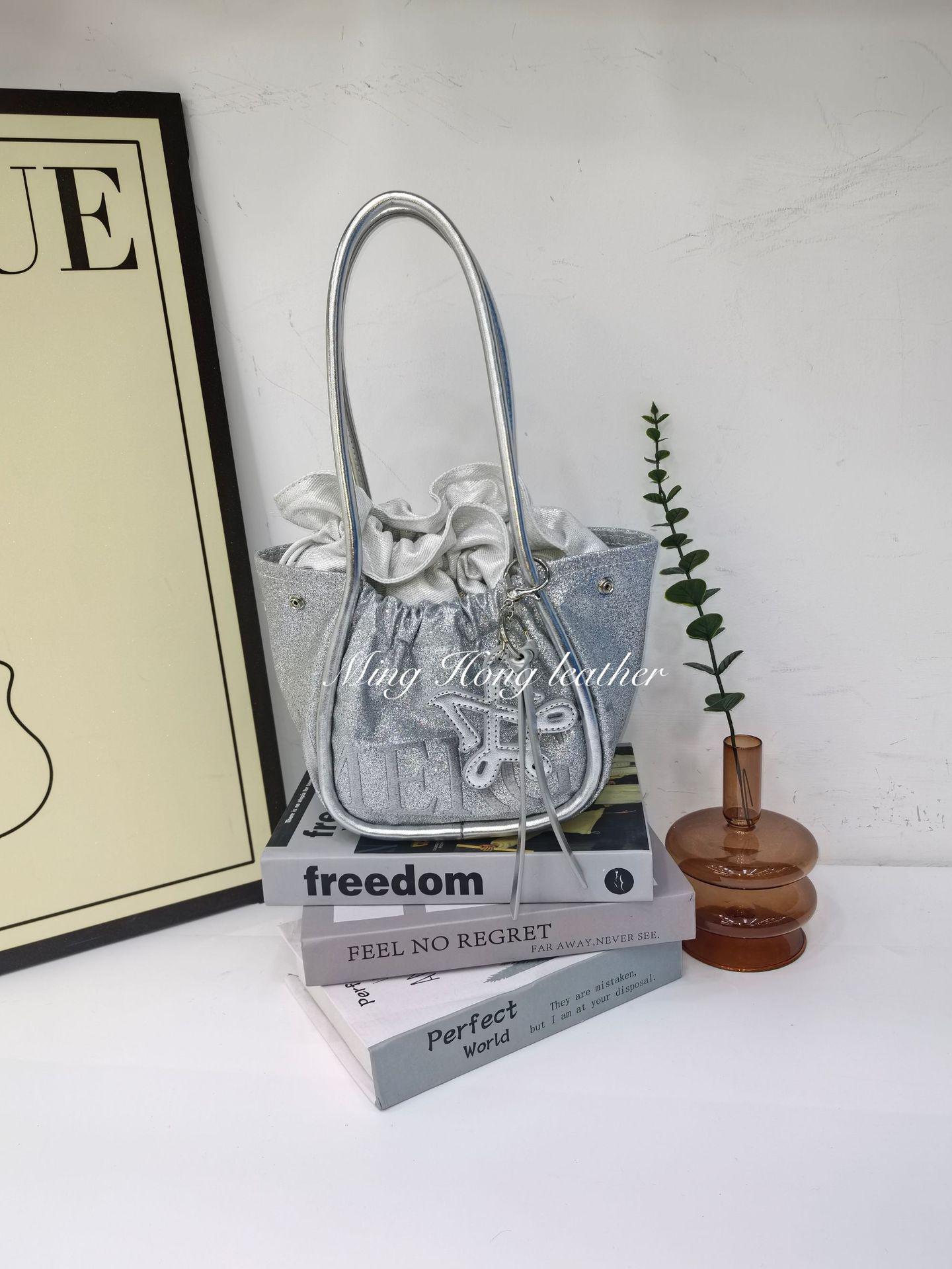 Женская мини-сумка MERGE 2025: Новая Сумка и Наплечная Сумка Кроссбоди - Простой, Модный Дизайн 28x14x18 серебряный