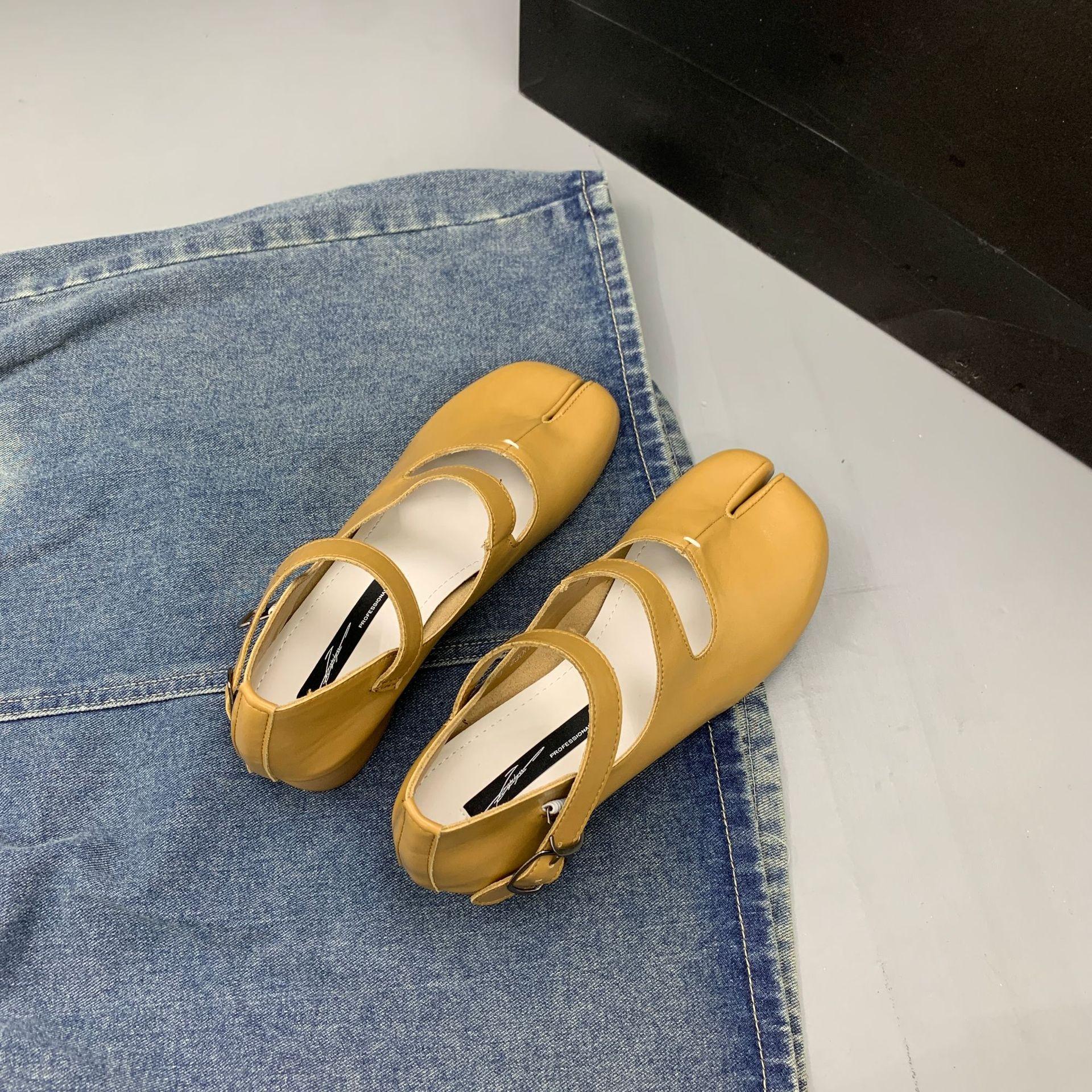 Женские фирменные туфли с раздельным носком на плоской подошве Tabi Ninja на низком — фото 10