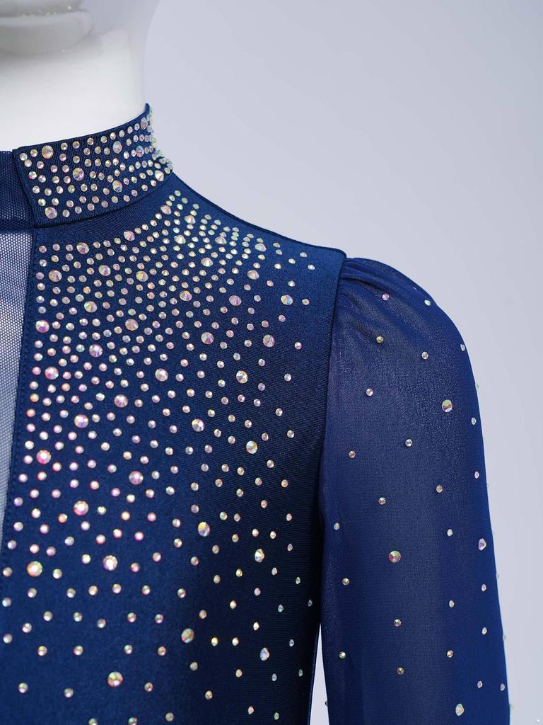 Body cu mâneci lungi și gât înalt, împodobit cu strasuri, cu capse la crotch și fermoar la spate, pentru patinaj artistic