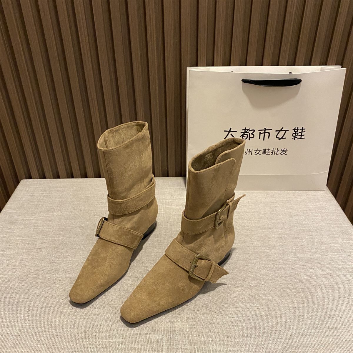 

Британский стиль короткие ботинки женские осень и зима 2025 новый модный зарубежный стиль пряжка ретро универсальные маленький квадратный носок ботильоны 40