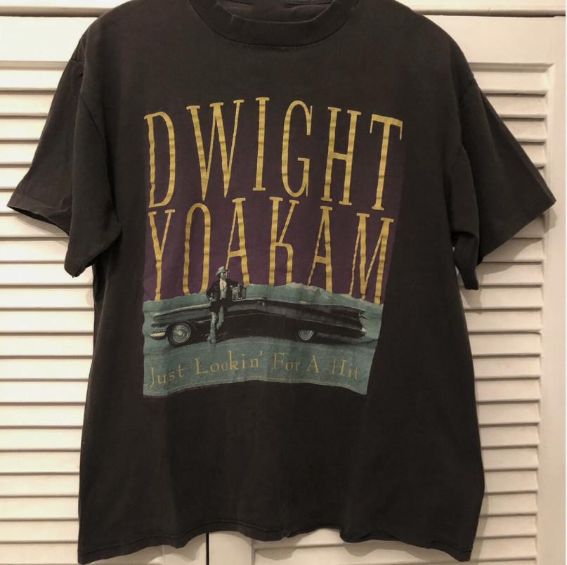 

Vintage Dwight Yoakam Just looking for a hit Black Unisex S45XL TShirt Unisex T-Shirt M