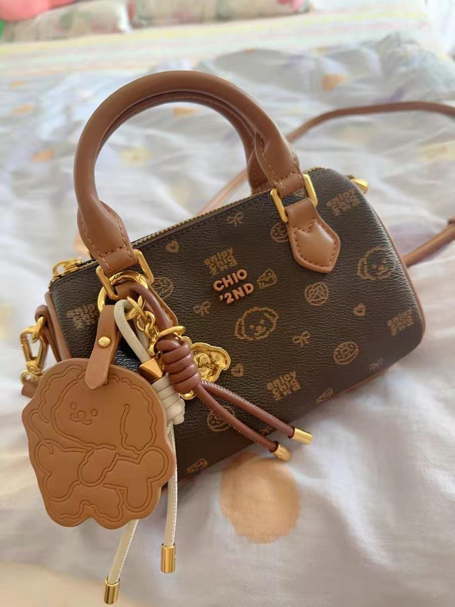 

Temperament, casual sense of glossy 2025 foreign style early spring new patent leather fashion light luxury one-shoulder hand-held armpit women s bag