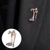 Broszka Szpilka Szpilki Kształt Obcasa Kokarda Pin do Klapy z Błyszczącymi Cyrkoniami