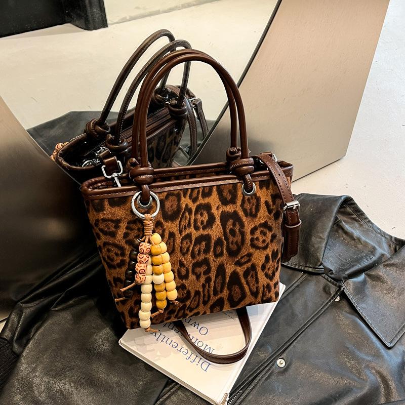 Going Out Handbag Bag Women's 2025 New Trendy High-end Retro Shoulder Bag Commuting Versatile Messenger Bucket Bag