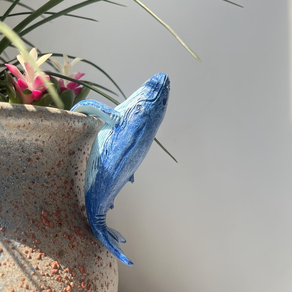 Portable Realistic Resin Whale Statue Sculpture Suitable For Exterior Garden Landscape Design Aquatic Animal Decoration