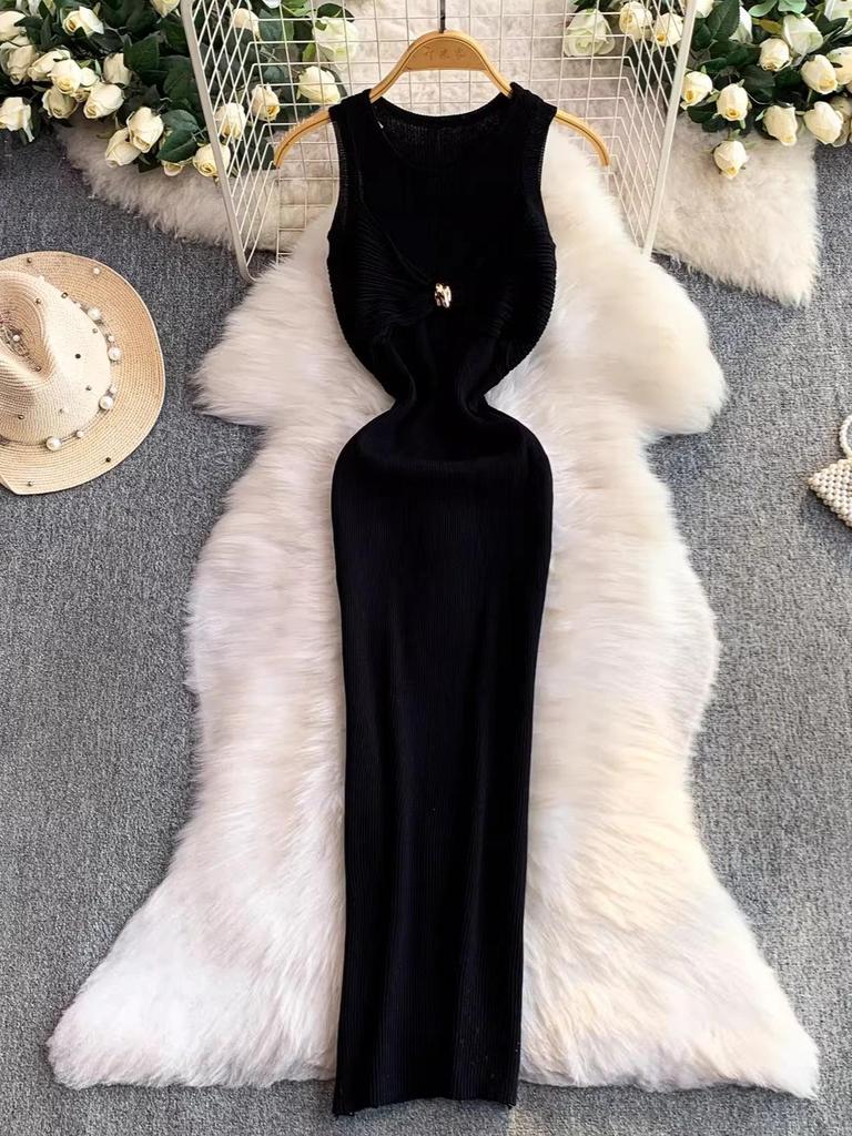 Celebrity Goddess Sexy Knit Dress with Metal Buckle Waist, Round Neck, and Hip-Hugging Slim Fit