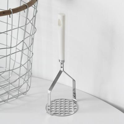 Einfache weiße Kartoffelstampfmaschine aus Edelstahl