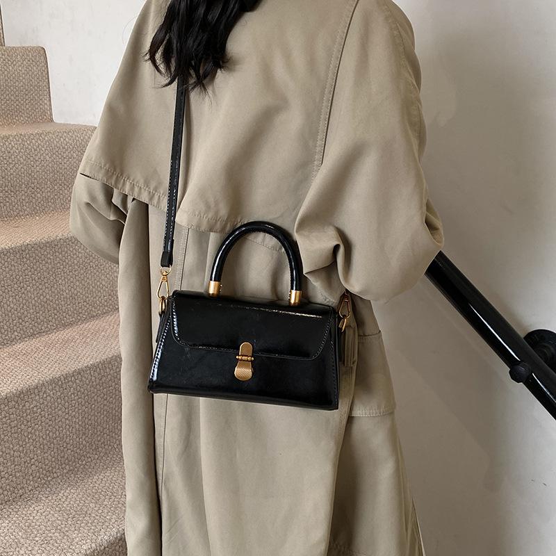 

Ретро текстурная сумочка 2025 новая маленькая квадратная сумка женская сумка модная и повседневная универсальная сумка через плечо сумка-мессенджер 22*7*12 чёрный